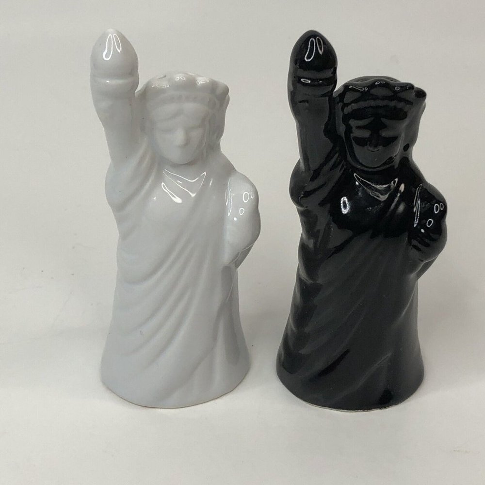 Statue Of Liberty 4-1/4” Salt and Pepper Shakers Set Black & White *FLAW* - Picture 3 of 12